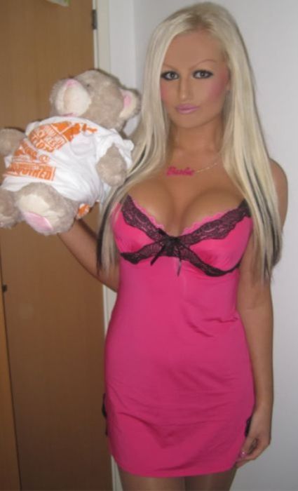 Pretty Girls Wearing Pink (22 pics)