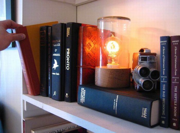 Book That Turns On the Lamp (6 pics)