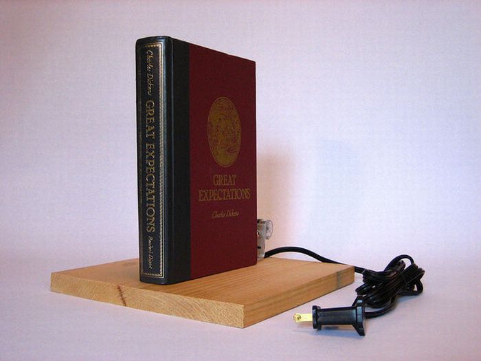 Book That Turns On the Lamp (6 pics)