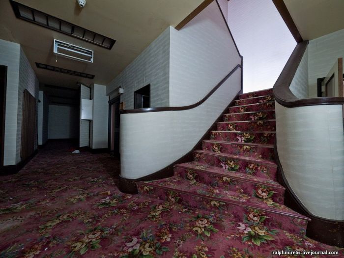 Abandoned Japanese Hotel (37 pics)