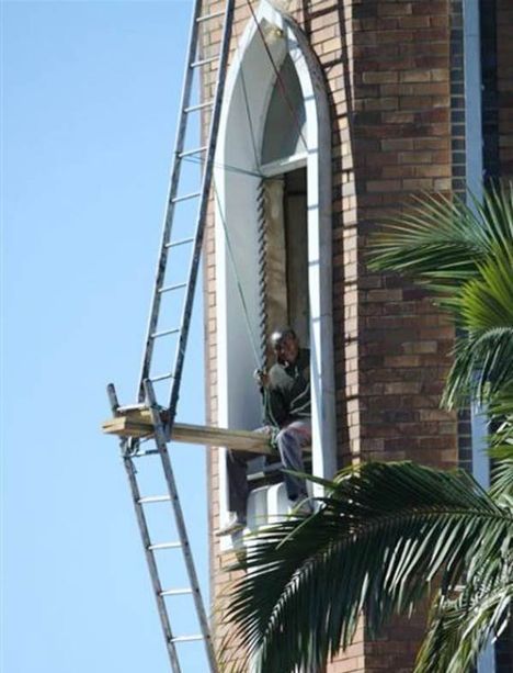 Crazy City Workers in South Africa (4 pics)