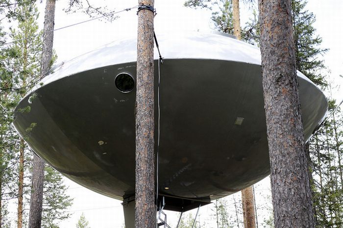 UFO Treehouse in Sweden (6 pics)