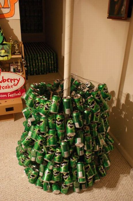 DIY: Empty Can Christmas Tree (11 pics)