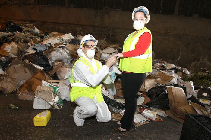 Husband Finds Wife's Ring in 9 Tons of Garbage (6 pics)