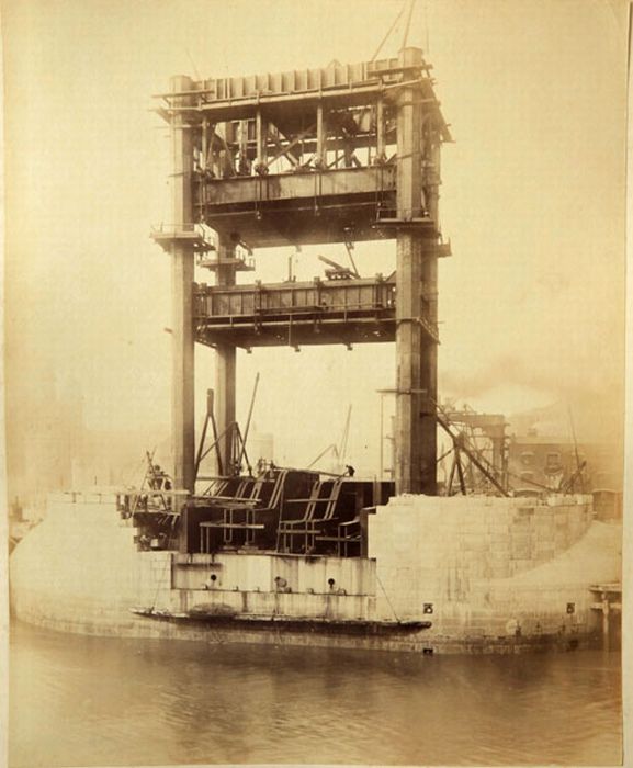 The Construction of London Tower Bridge (15 pics)