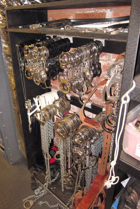 Hollywood Prop Warehouse (49 pics)
