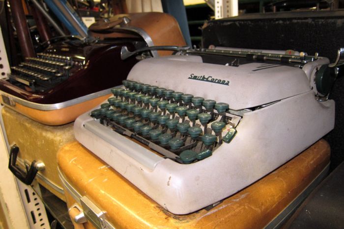 Hollywood Prop Warehouse (49 pics)