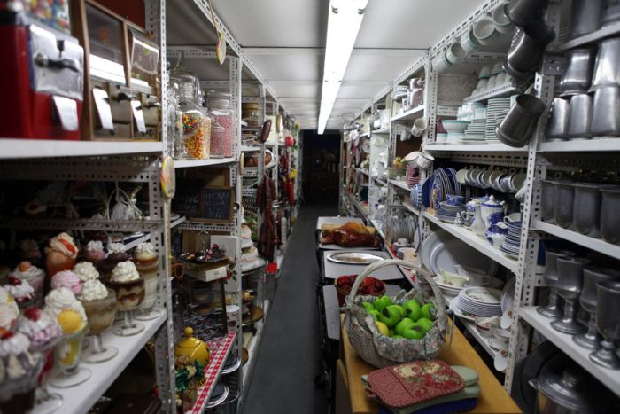 Hollywood Prop Warehouse (49 pics)