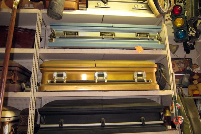 Hollywood Prop Warehouse (49 pics)