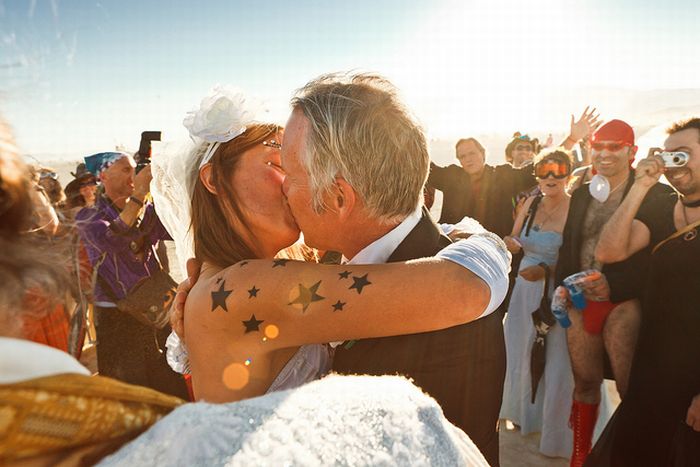 People Getting Married at Burning Man (20 pics)