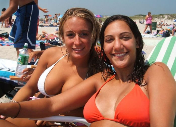 Girls at the Beach (54 pics)
