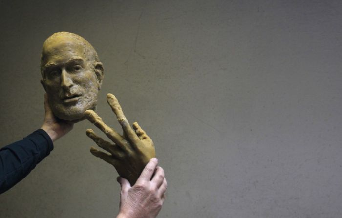 Steve Jobs Bronze Statue (10 pics)