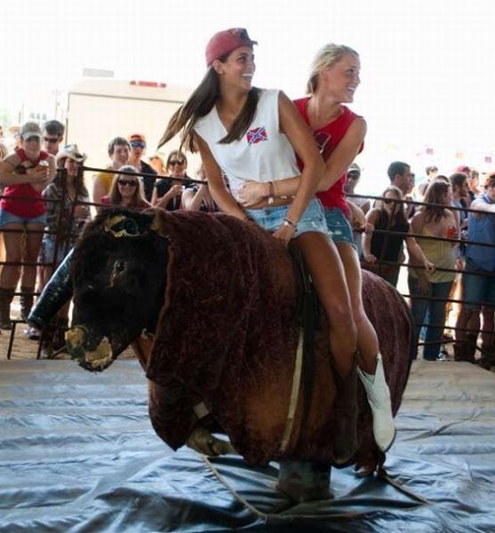 Women at Rodeo Party (43 pics)