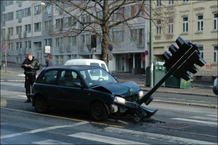 Embarrassing Car Crashes (104 pics)