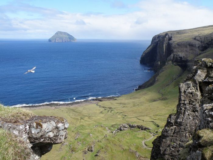Beautiful Island with a Cloud Crown (22 pics)