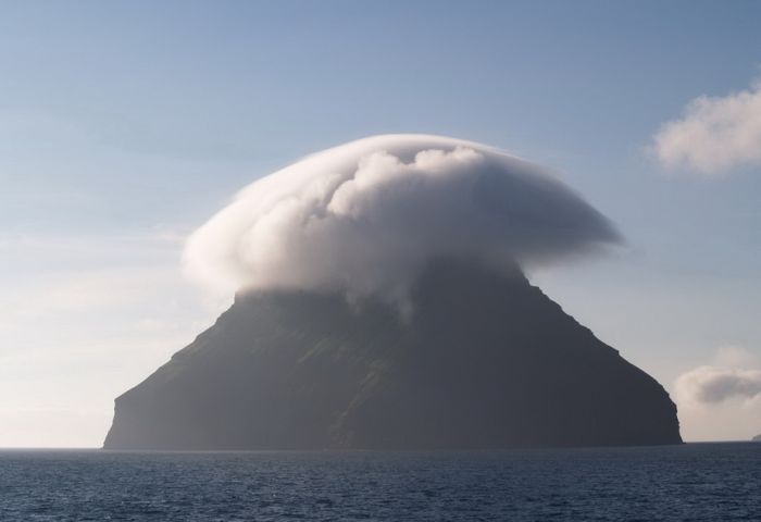 Beautiful Island with a Cloud Crown (22 pics)