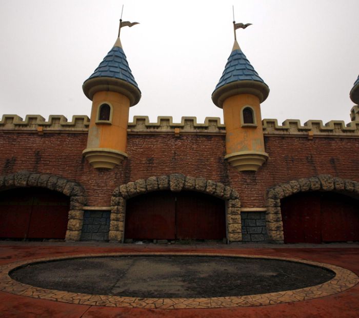Abandoned Fake Disneyland in China (18 pics)