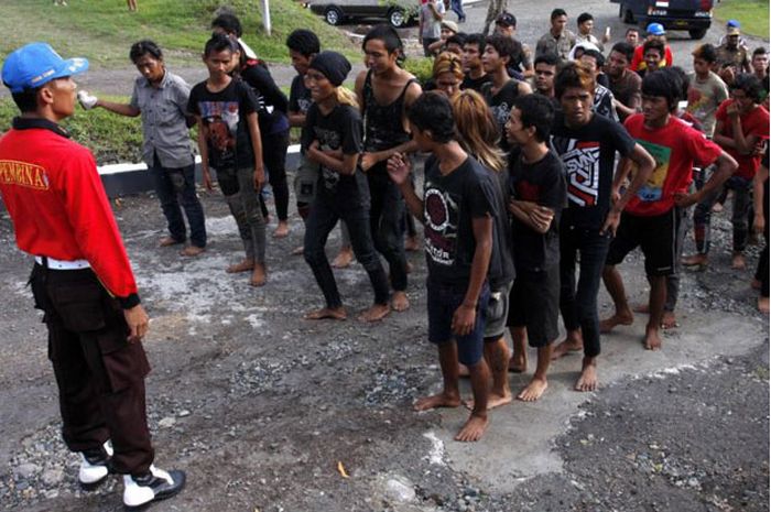 How Police Fights Punks in Indonesia (15 pics)