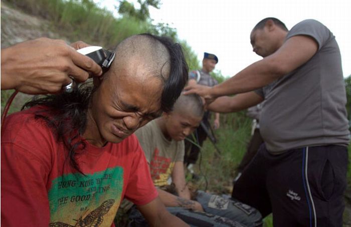How Police Fights Punks in Indonesia (15 pics)