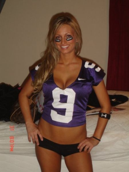Sexy Female College Sports Fans (33 pics)