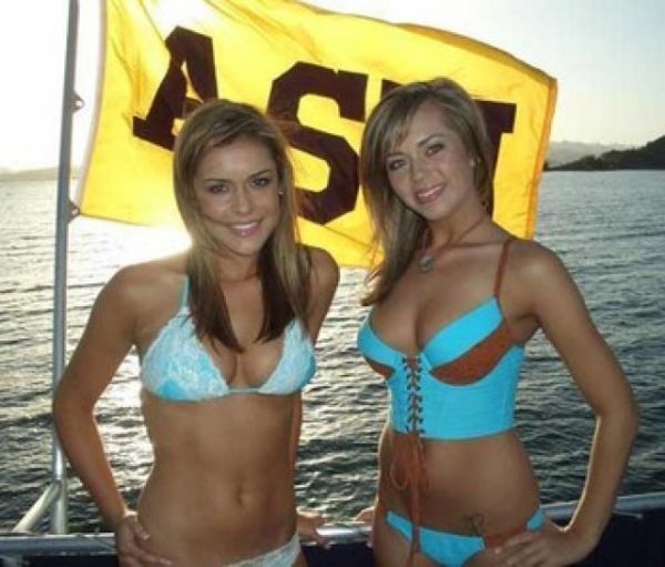 Sexy Female College Sports Fans (33 pics)