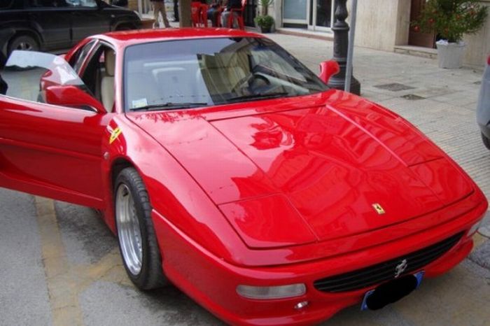 Pontiac into Ferrari (7 pics)