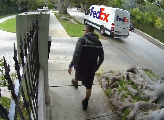 World's Worst Delivery Man (3 pics + video)