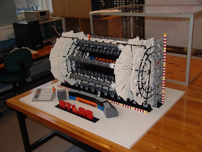 Lego Model of The Large Hadron Collider (14 pics)
