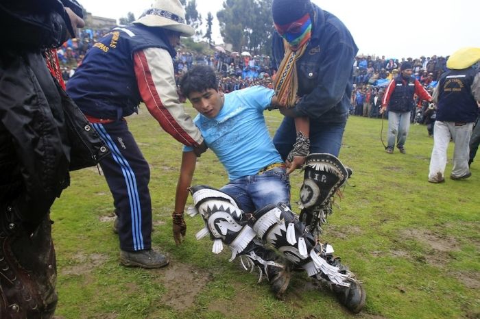 Peruvian Drunk Fight Club  (19 pics)
