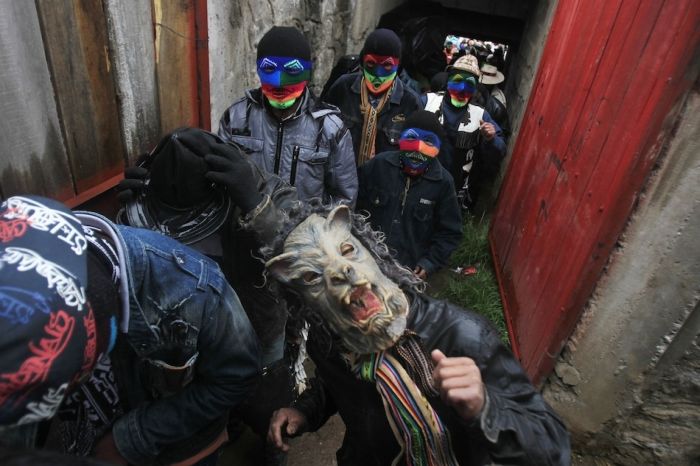 Peruvian Drunk Fight Club  (19 pics)