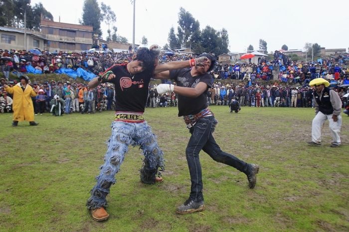 Peruvian Drunk Fight Club  (19 pics)