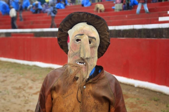 Peruvian Drunk Fight Club  (19 pics)