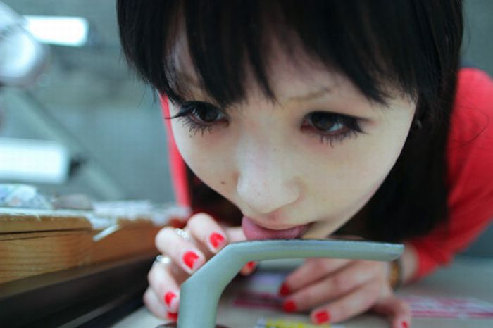 Japanese Girls Licking Doorknobs 17 Pics