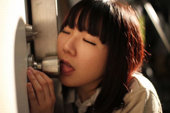 Japanese Girls Licking Doorknobs (17 pics)