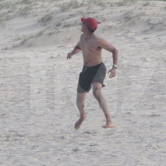 President Obama Plays Football in Hawaii (15 pics)