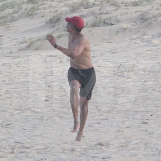 President Obama Plays Football in Hawaii (15 pics)