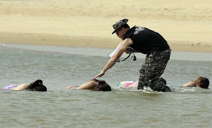 Female Bodyguards (9 pics)