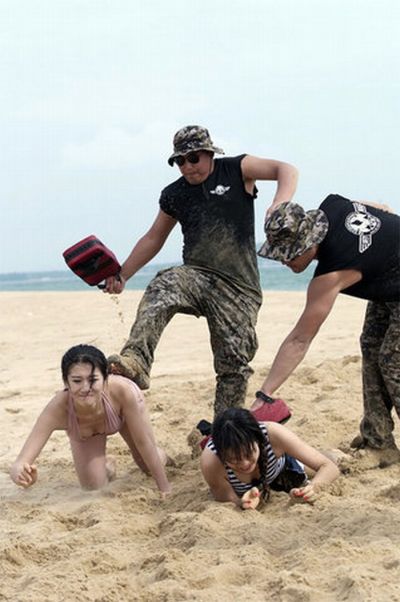 Female Bodyguards (9 pics)