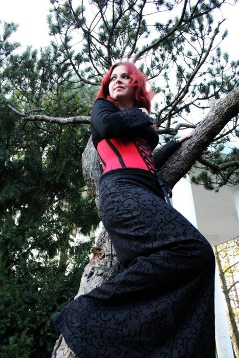 Goths Sitting on Trees (39 pics)
