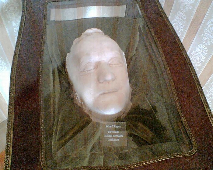 Death Masks of the Famous People (12 pics)