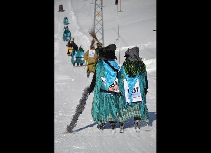 Skiing Witches (34 pics)