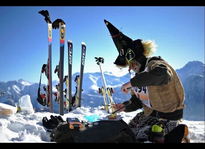 Skiing Witches (34 pics)