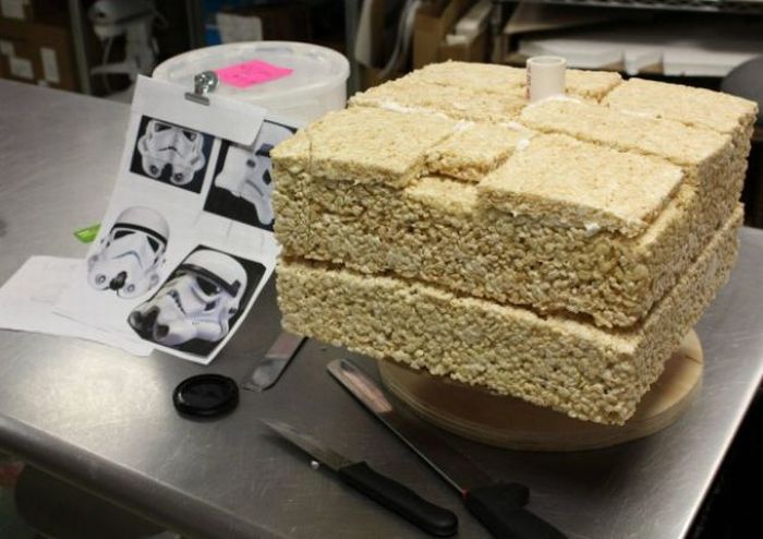 Lifesize Standing Stormtrooper Cake (26 pics)