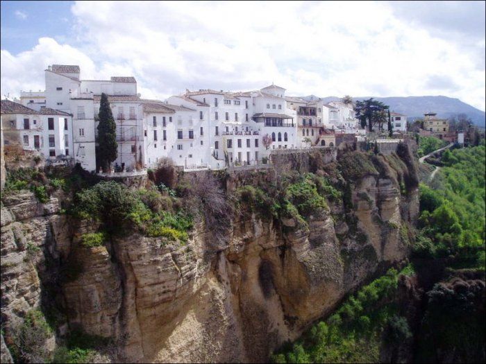 Living on the Edge (18 pics)
