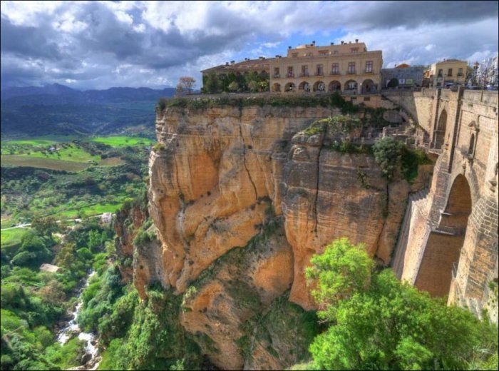 Living on the Edge (18 pics)