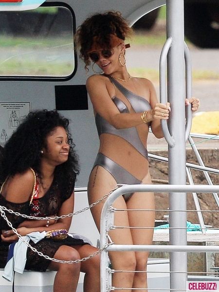 Rihanna Wearing a Very Hot Bikini (17 pics)