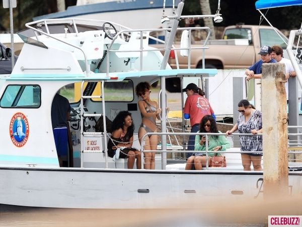 Rihanna Wearing a Very Hot Bikini (17 pics)