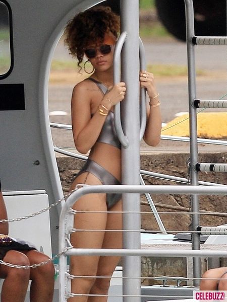 Rihanna Wearing a Very Hot Bikini (17 pics)