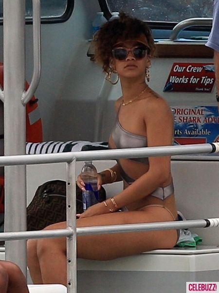 Rihanna Wearing a Very Hot Bikini (17 pics)
