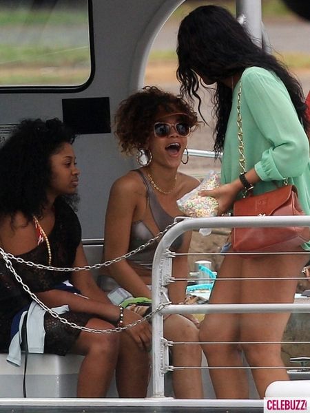 Rihanna Wearing a Very Hot Bikini (17 pics)
